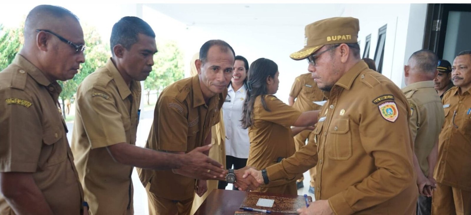 Apel pagi dilanjutkan dengan penandatanganan Perjanjian Kinerja oleh Bupati Buru Selatan La Hamidi bersama para Kepala OPD sebagai langkah konkret memperkuat komitmen kinerja, akuntabilitas, dan kualitas pelayanan publik.